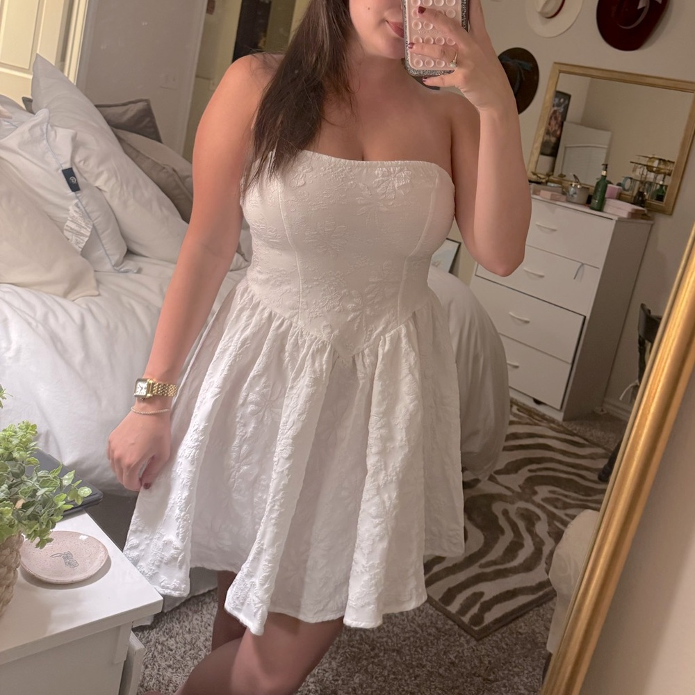 Elegant White Strapless Dress